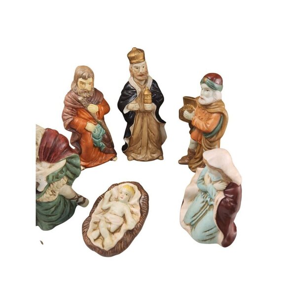 Large Nativity Christmas Holiday Set With 9 Figurines & Stable - Picture 14 of 16